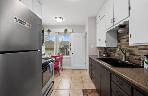 Central - Terry House | Bo’s Cheerful Home with private HOT TUB