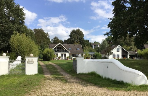 Bosau Apartment | BOSAU: Holiday apartment on the Großer Plöner See lake property, lake view, pool table