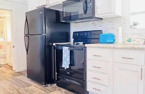 Granbury Cottage | Bosque Azul. A one bedroom tiny home with a loft.