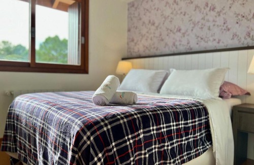 Tres Pinheiros Apartment | Bosque das Azaléias 1 dorm by Achei Gramado