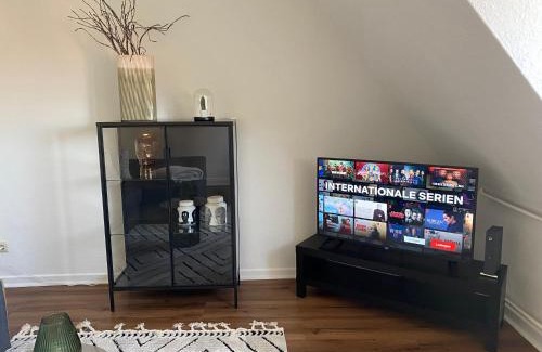 Mittelmeiderich Apartment | BOSTEL 1 - Modernes Dachgeschoss-Studio in Duisburg Meiderich, 4,7 km Hbf, U-Bahn 250m, Flughafen Düsseldorf 28 km, Landschaftspark 2,9 km, 5 Gehminuten von Herzklinik entfernt