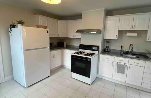 Ward Two House | Boston 2Bd Kg-Qn Bds entire unshared space near Harvard, MIT Subway w/parking