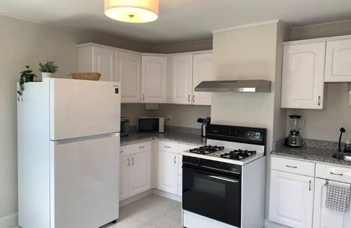 Ward Two House | Boston 2Bd Kg-Qn Bds entire unshared space near Harvard, MIT Subway w/parking