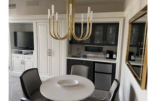 North End Villa | Boston marathon deluxe one bedroom suite in Custom House