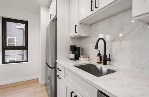 Jeffries Point Apartment | Boston Skyline Stay | 1BR + City Views