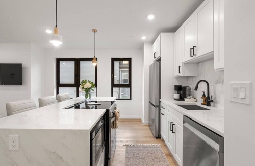 Jeffries Point Apartment | Boston Skyline Stay | 1BR + City Views