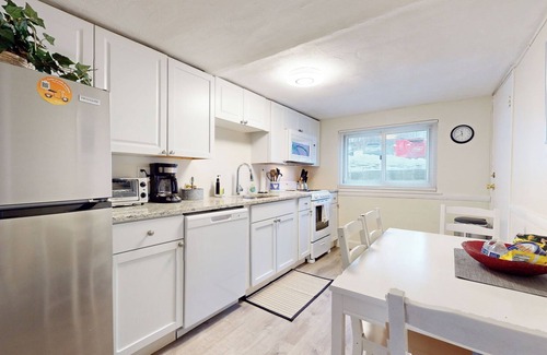 Brookline Apartment | Boston vacation,Longwood Medical,mins to MBTA,pkg