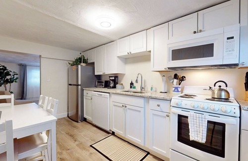 Brookline Apartment | Boston vacation,Longwood Medical,mins to MBTA,pkg