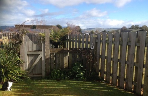 Richmond Heights Apartment | Botanic Bliss-Clean and green, next to reserve and beautiful Botanic Gardens
