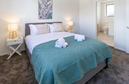 Upper Riccarton House | Botanic Bliss Townhouse- 2bed 2bed w/park