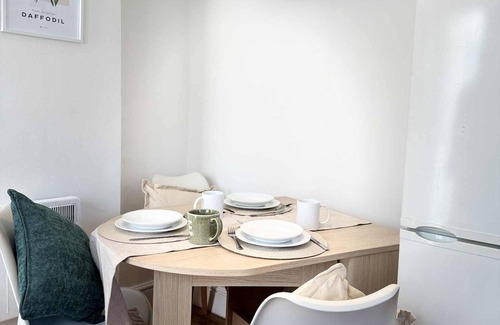 Swindon Apartment | Botanica convenient centre stay free parking/2 private gardens