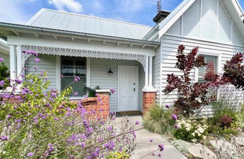 Kyneton House | Botanica House - Your Kyneton Oasis