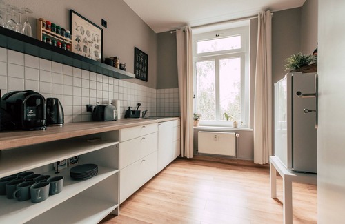 Zentrum-Ost Apartment | *Botanical* 2-room apartment with kitchen - Luga Homes - Townhouse