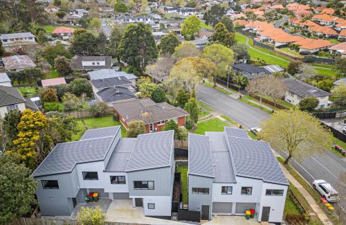 Botany Downs House | Botany Modern Townhouse Retreat