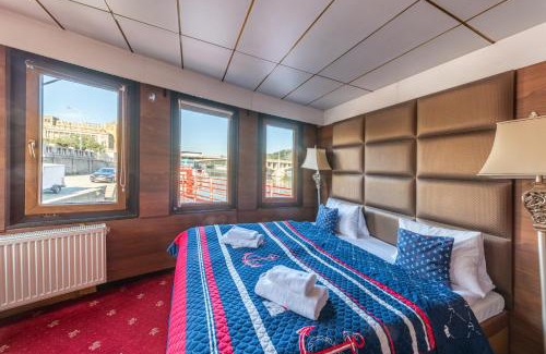 Petrska ctvrt Boat Rental | Botel Albatros