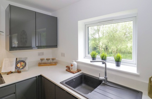 Wolverhampton Cottage | BOTTERHAM HOUSE, pet friendly, with hot tub in Wombourne