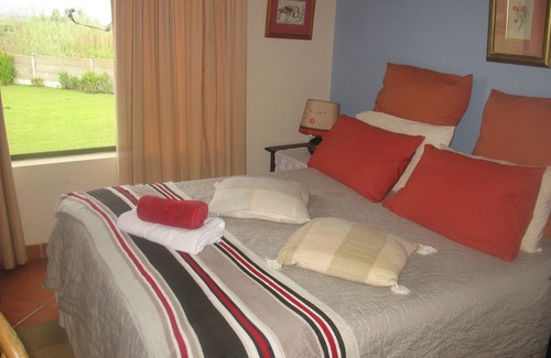 Port Edward House | Bottlenose B&B is situated on the ocean.