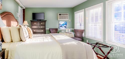 Yachting Village Hotel | Bouchard Restaurant & Inn