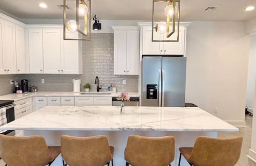 Lafayette House | Boudreaux House+KING Bed+Full Kitchen+65" TV+WiFi