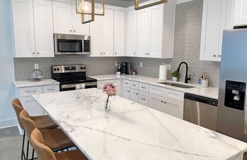 Lafayette House | Boudreaux House+KING Bed+Full Kitchen+65" TV+WiFi