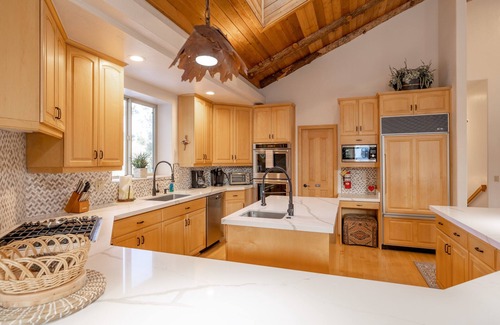 Eagle Mountain Estates House | Boulder Estate. 3 Story Home, Game room, Great Hot Tub with Stunning Views