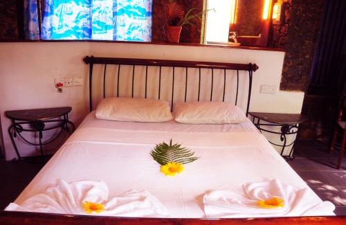 Kalawana Hotel | Boulder Garden
