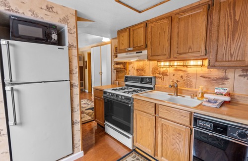 Boulder Bay Cabin | Boulder Pines - AC, Walk to Lake, Hot Tub, Smart TV