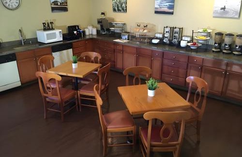 Gunbarrel Hotel | Boulder Twin Lakes Inn
