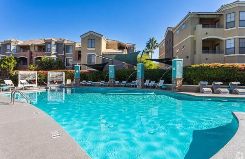 Glendale Sports and Entertainment District Apartment | Boulevard Stays 1BR by Stadium Pool Parking Gym 09