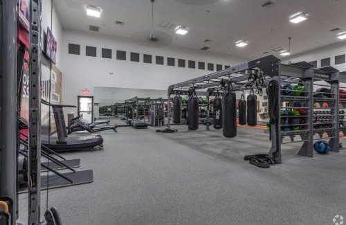 Glendale Sports and Entertainment District Apartment | Boulevard Stays 1BR by Stadium Pool Parking Gym 09