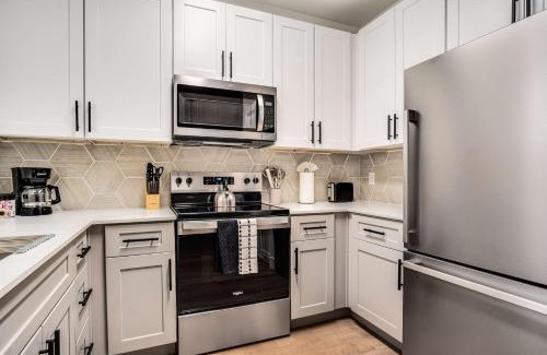 Glendale Sports and Entertainment District Apartment | Boulevard Stays 1BR by Stadium Pool Parking Gym 09