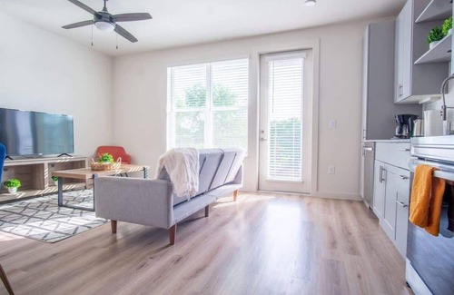 Dallas Apartment | Boulevard Stays Comfortable 1BR Suite w Pool, Parking, Gym 03