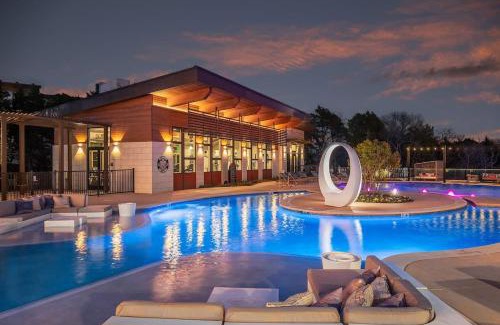 Richardson Apartment | Boulevard Stays Direct Trail Access Parking Pool Gym 01
