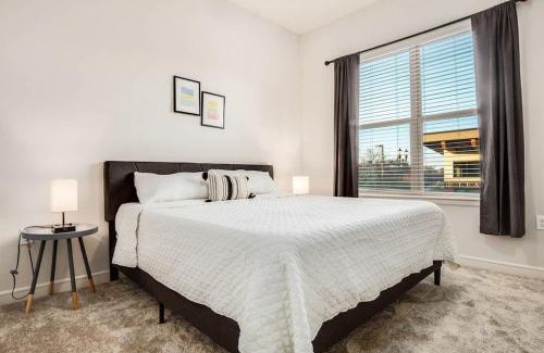 Richardson Apartment | Boulevard Stays Direct Trail Access Parking Pool Gym 01
