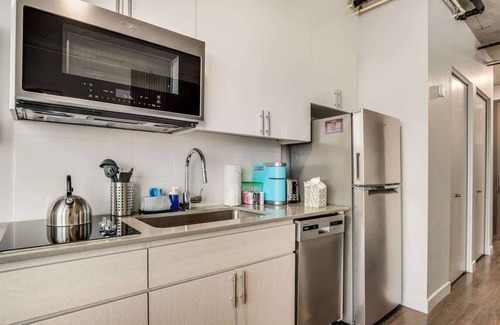 Downtown Phoenix Apartment | Boulevard Stays Downtown Highrise STU Sky Pool, Parking, Gym 09