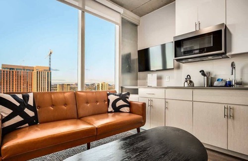 Downtown Phoenix Apartment | Boulevard Stays Downtown Highrise STU Sky Pool, Parking, Gym 09