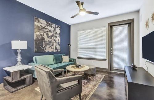 Richardson Apartment | Boulevard Stays Elegant 1BR Pool Gym Parking