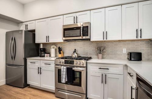 Glendale Sports and Entertainment District Apartment | Boulevard Stays Luxe 2BR by the Stadium Pool Parking Gym 05