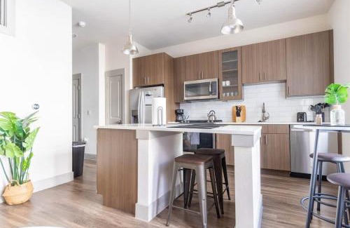 Richardson Apartment | Boulevard Stays Luxurious 1BR Suite Pool Parking Gym Access