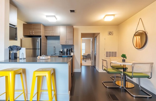 Riverside Apartment | Boulevard Stays Modern King Stay Near Downtown Pool