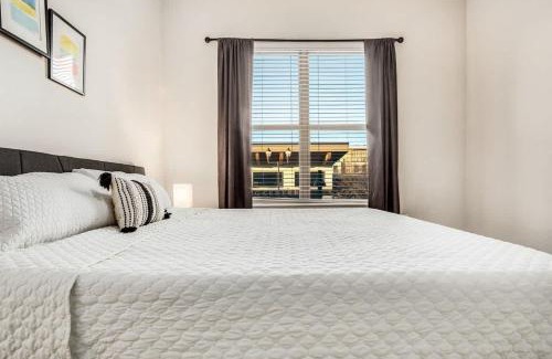 Richardson Apartment | Boulevard Stays Trail Access Plus Parking Pool and Gym
