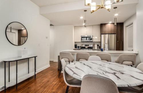 Near North Side Apartment | Boulevard Stays Walk Everywhere 5 mins to Magnificent Mile River North 01