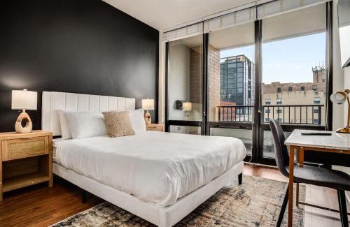 Near North Side Apartment | Boulevard Stays Walk Everywhere 5 mins to Magnificent Mile River North 01