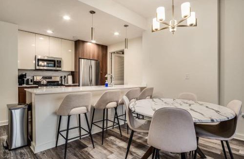 Near North Side Apartment | Boulevard Stays Walk Everywhere 5 mins to Magnificent Mile River North 04