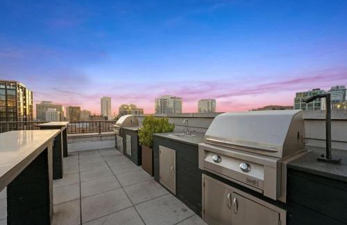Near North Side Apartment | Boulevard Stays Walk Everywhere 5 mins to Magnificent Mile River North 05
