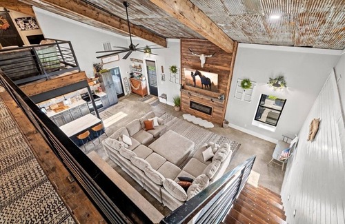 Lancaster House | Bourbon Barndominium Bonanza! Golf Simulator+Theater+Hot Tub+Sports Bar+Arcade