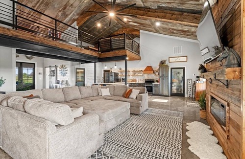 Lancaster House | Bourbon Barndominium Bonanza! Golf Simulator+Theater+Hot Tub+Sports Bar+Arcade