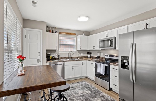 Georgetown House | Bourbon Chaser- Horse Park 12min, Ark 30min, Hot Tub, 4 Bedrooms, Walk Downtown