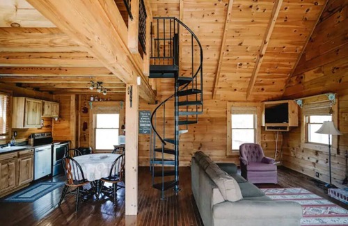 Mount Eden Cabin | Bourbon Country Cabin Loft style cabin, great location to visit KY distilleries