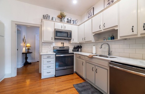 Springfield House | Bourbon Country, HOT TUB, New Firepit, BBQ Grill! Fall Savings Now!
